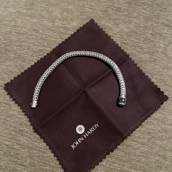 John Hardy Jewelry - Classic Chain and Black Sapphire bracelet